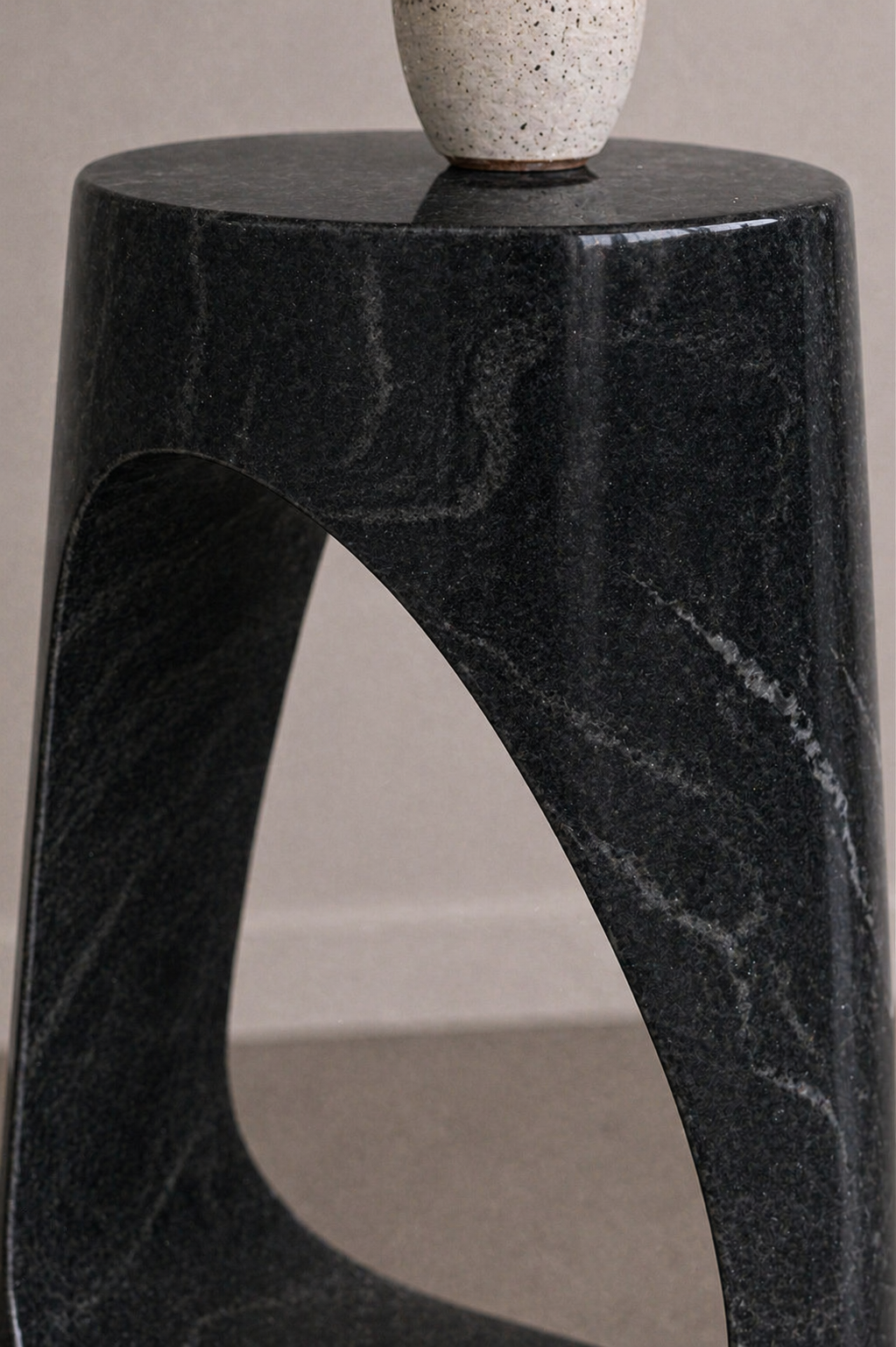 Canyon Arch Side Table - Black valeriano